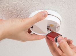 replace battery in smoke detector