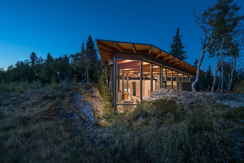 At Carraig Ridge, Ian MacGregor wanted to blend the design of the homes into the beauty of the environment – his personal home, the Rock House, is a testament to that vision.
Photos courtesy Bent René Synnevåg