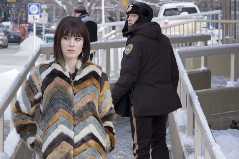 FARGO -- Year 3 -- Pictured (l-r): Mary Elizabeth Winstead as Nikki Swango, Carrie Coon as Gloria Burgle. CR: Chris Large/FX